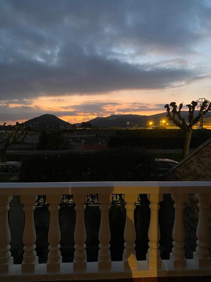 Comfortable Guest Room With Balcony Beniarjo Luaran gambar